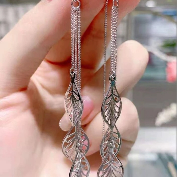 🍃🍃NEW🍃🍃Gorgeous Threaded Leaf Dangle Earrings in SILVER - Picture 2 of 13